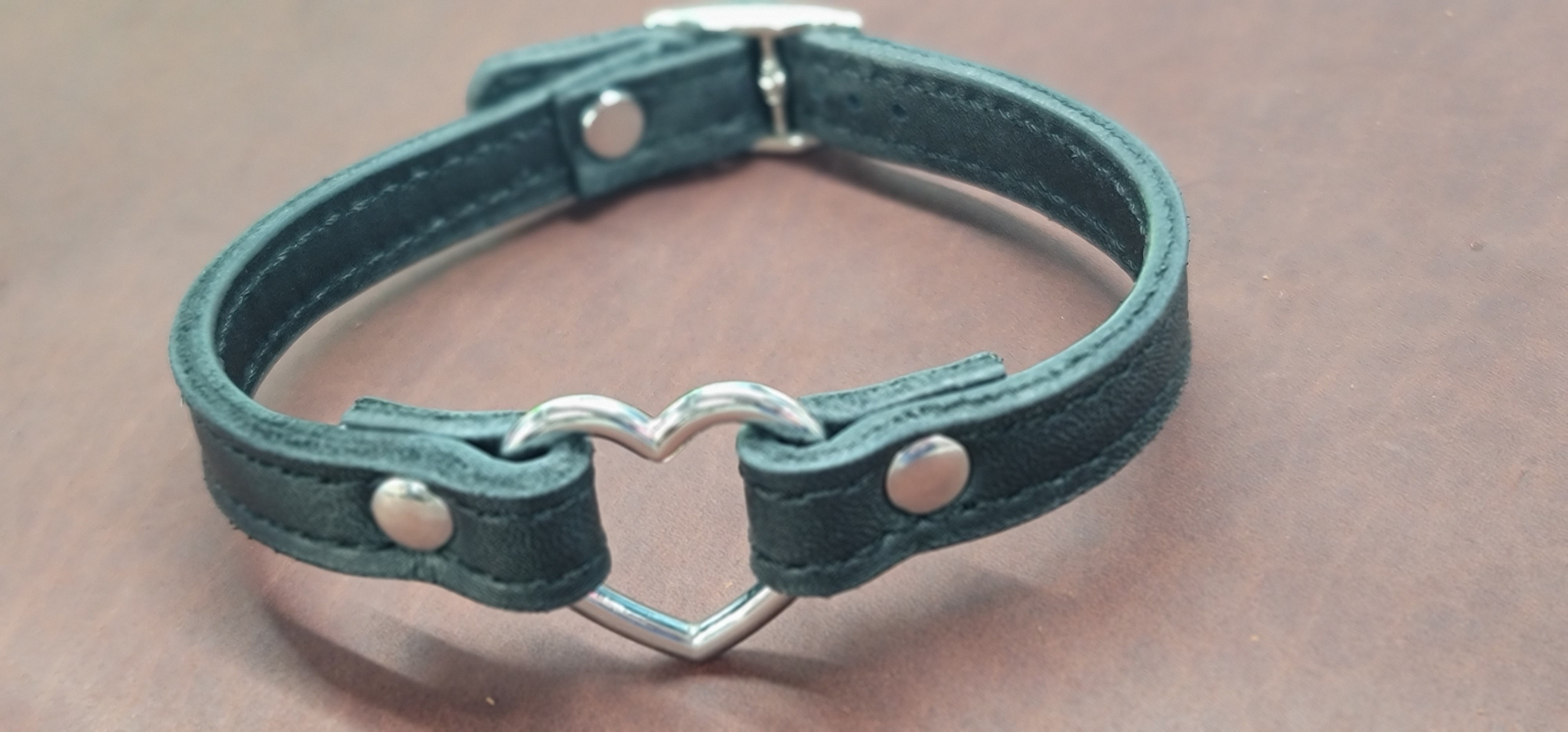 Handmade green leather choker collar with heart charm bbk leather designs
